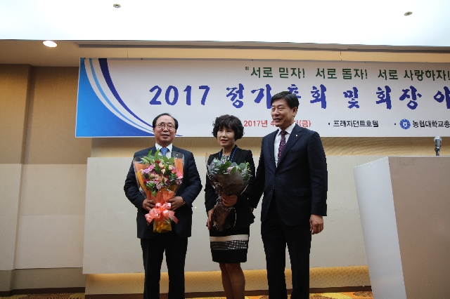 신임회장과 가족(전북지회 꽃다발 전달) 대표 이미지