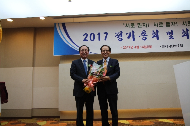 김문규 신임회장 축하 꽃다발 전달 대표 이미지